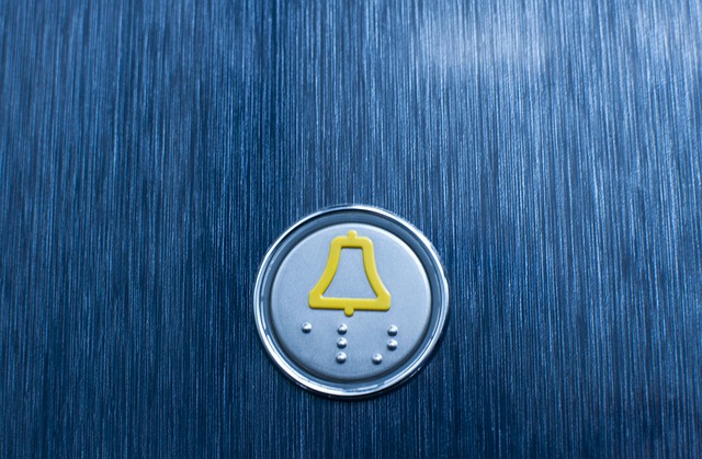 שירות מעליות - כפתור חירום במעלית